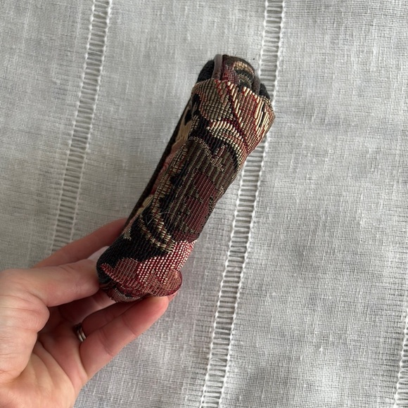Bueno Tapestry Coin Purse  with Vintage Floral Design - Picture 5 of 13
